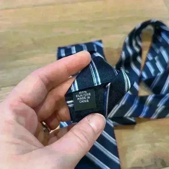 Michael Kors Men’s Necktie 100% Silk Navy Blue White Silver Striped Silk Tie - Picture 6 of 6